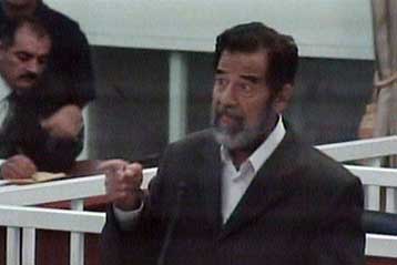 Αμφισβητεί τη νομιμότητα του δικαστηρίου ο Σαντάμ στην πρώτη ημέρα της δίκης του