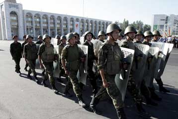 Αιματηρά επεισόδια σε φυλακές του Κιργιστάν με θύμα ένα βουλευτή