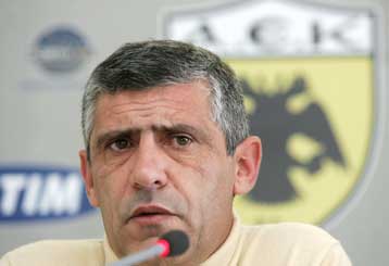 Η ΑΕΚ μπορεί να νικήσει τον Παναθηναϊκό, πιστεύει ο Σάντος-«Εξαιρετικός ο Βασσάρας»