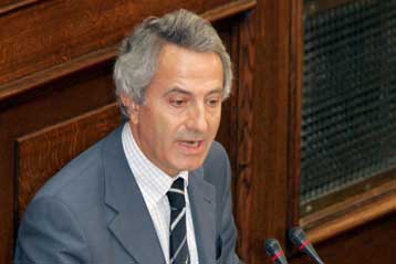 Επανέρχεται το ΠΑΣΟΚ στο θέμα της σκανδαλολογίας, χαμηλώνει τους τόνους η κυβέρνηση