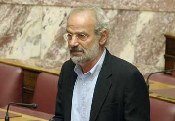 Για περιφρόνηση προς τη Βουλή κατηγορεί ο Αλ.Αλαβάνος τον πρωθυπουργό