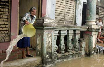 Επτά νεκρούς άφησε στο πέρασμά του από το Μεξικό ο κυκλώνας Βίλμα