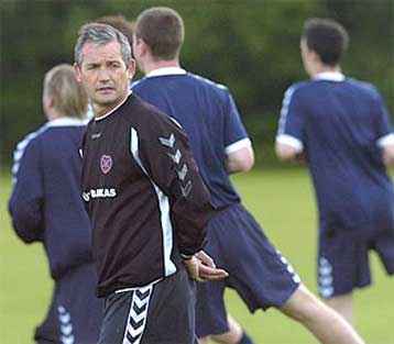 Ο Μπέρλι παραιτήθηκε από την τεχνική ηγεσία της Χαρτς, που παραμένει αήττητη