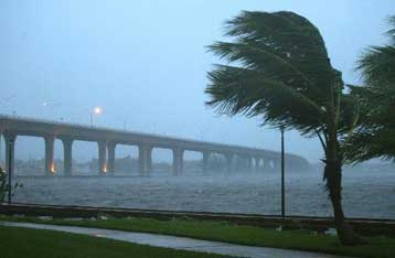 Αναβαθμισμένη στην κατηγορία 3, η Βίλμα «εφόρμησε» στις ακτές της Φλόριντα
