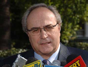 Σύγκληση συμβουλίου πολιτικών αρχηγών ζήτησε από τον Κ.Παπούλια ο Ν.Κωνσταντόπουλος