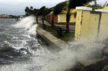 Έξι νεκρούς άφησε στο πέρασμά του από τη Φλόριντα ο κυκλώνας Βίλμα