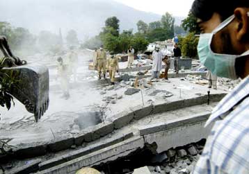 Πέντε δισ. δολάρια το κόστος ανοικοδόμησης των σεισμόπληκτων περιοχών του Πακιστάν
