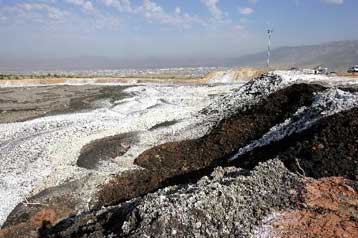 Ισχύουν οι δεσμεύσεις, απαντά το ΥΠΕΧΩΔΕ για τη λυματολάσπη