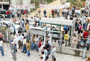 Συγκέντρωση διαμαρτυρίας για το κλείσιμο του εργοστασίου των Κλωστηρίων Ναούσης