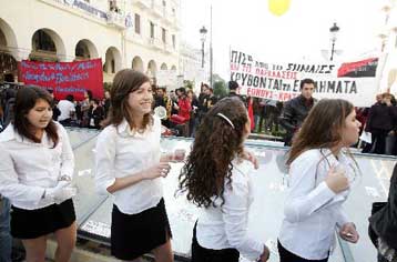 Εν μέσω αντιδράσεων η μαθητική παρέλαση στο κέντρο της Θεσσαλονίκης