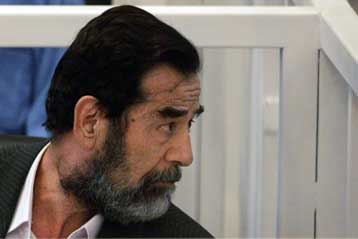 Τη μεταφορά της δίκης του Σαντάμ εκτός Ιράκ ζητά συνήγορός του