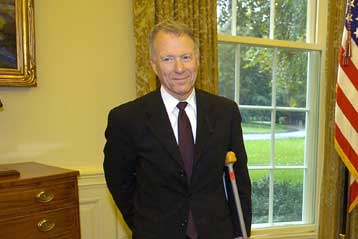 Βαριές κατηγορίες κατά του προσωπάρχη του Λευκού Οίκου, ο οποίος παραιτήθηκε