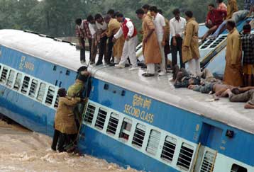 Τουλάχιστον 100 νεκροί από εκτροχιασμό τρένου στην Ινδία