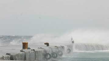 Δεμένα τα πλοία στα λιμάνια του Πειραιά και της Ραφήνας – Έντονο κρύο σε όλη τη χώρα