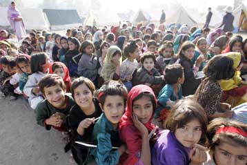 Ανοίγουν τα σύνορα Ινδίας – Πακιστάν για παροχή βοήθειας στους σεισμόπληκτους