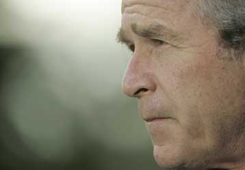 Με ελάχιστους έμπιστους συμβούλους ο Μπους μετά την αποκάλυψη του σκανδάλου Πλέιμ