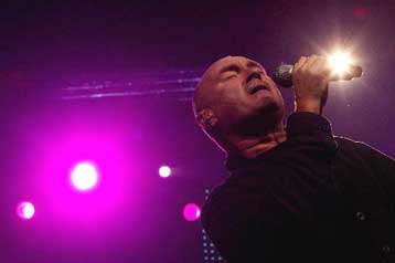 Τον Φιλ Κόλινς υποδέχεται το Στάδιο Ειρήνης και Φιλίας την 1η Νοεμβρίου