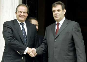 Τις εξελίξεις για το καθεστώς του Κοσόβου συζήτησαν Καραμανλής και Κοστούνιτσα