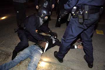 Τέταρτη νύχτα συγκρούσεων σε προάστιο του Παρισιού με δεκάδες τραυματίες