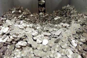 Θετική η κυβέρνηση στην πρόταση για έκδοση χαρτονομισμάτων ενός και δύο ευρώ