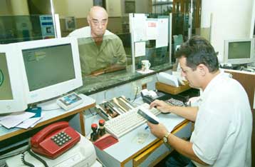 Σε δέσμευση τραπεζικών καταθέσεων και μεταβιβάσεων ακινήτων προχωρά η Εφορία