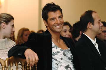 Ο Σάκης Ρουβάς θα παρουσιάσει την Eurovision της Αθήνας