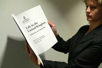 Σε ισχύ το τεστ 24 ερωτήσεων για την απόκτηση της βρετανικής ιθαγένειας