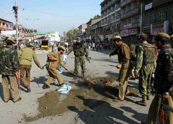 Τρεις νεκροί σε επίθεση αυτοκτονίας στο ινδικό Κασμίρ