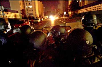 Βίαια επεισόδια για έκτη συνεχόμενη νύχτα στα ανατολικά προάστια του Παρισιού