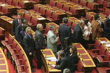 Μετωπική σύγκρουση στη Βουλή για το «βασικό μέτοχο»