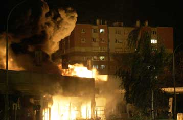 Ξεσηκώθηκαν για έβδομη νύχτα οι Αφρικανοί μετανάστες στα προάστια του Παρισιού