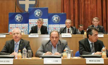 Κλωτσιές και προπηλακισμοί στη γενική συνέλευση της ΕΠΟ