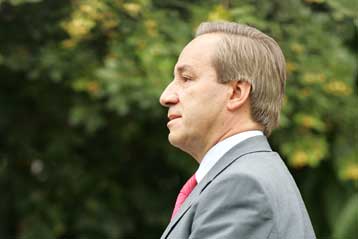 Θέμα παραμονής του υπουργού Οικονομίας στην κυβέρνηση θέτει το ΠΑΣΟΚ