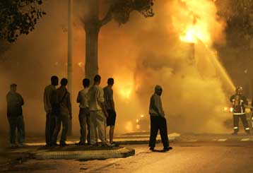 Διχασμένη η γαλλική κυβέρνηση για τα επεισόδια στα προάστια του Παρισιού