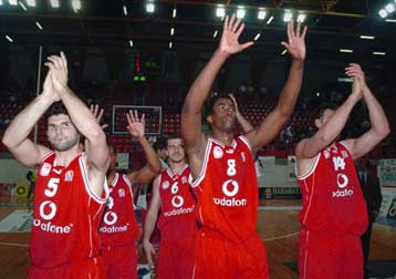 Με το αριστερό ξεκίνησε ο Ολυμπιακός, ηττήθηκε 86-70 από την Μπαρτσελόνα