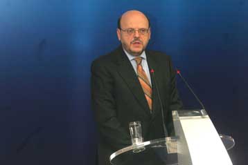 Να λάβει μέτρα κατά των στελεχών του ζητά από τον Γ.Παπανδρέου ο Ευ.Αντώναρος