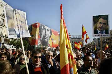 Μεγάλη διαδήλωση στη Μαδρίτη κατά της διευρυμένης αυτονομίας της Καταλονίας