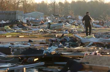 Τουλάχιστον 23 νεκρούς άφησε πίσω του ανεμοστρόβιλος που έπληξε την Ιντιάνα