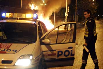 Ρεκόρ εμπρησμών αυτοκινήτων στη Γαλλία – Παρόμοια επεισόδια και στη Γερμανία