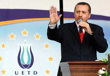 Στην απαγόρευση της ισλαμικής μαντίλας αποδίδει ο Ερντογάν τα επεισόδια στη Γαλλία