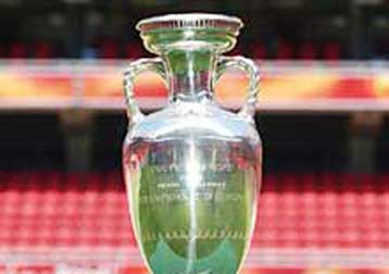 Την Τρίτη αποφασίζει η UEFA την τριάδα των υποψηφίων για τη διοργάνωση του EURO 2012