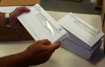 Στα 13.857 ευρώ το μέσο ετήσιο δηλωθέν εισόδημα των φορολογούμενων το 2004