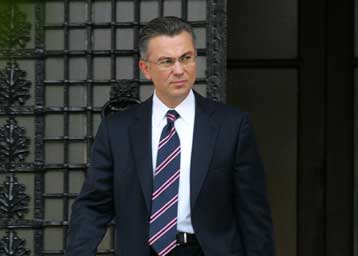 Υποβαθμίζει τις προτάσεις του ΠΑΣΟΚ κατά της διαφθοράς η κυβέρνηση