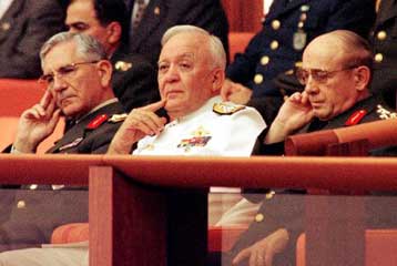 «Τα Ίμια ήταν σοβαρότερη κρίση και από την Κύπρο» λέει ο Τούρκος ναύαρχος Ντερβίσογλου