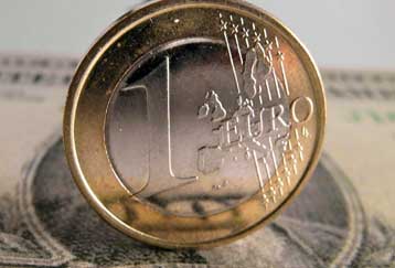 Στα χαμηλότερα επίπεδα διετίας υποχώρησε η ισοτιμία ευρώ – δολαρίου