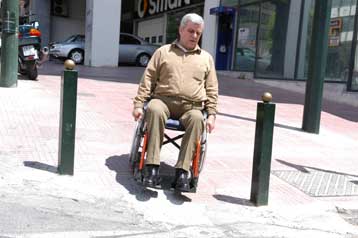 Αυστηρές ποινές από το υπ. Μεταφορών σε όσους σταθμεύουν σε ράμπες αναπήρων