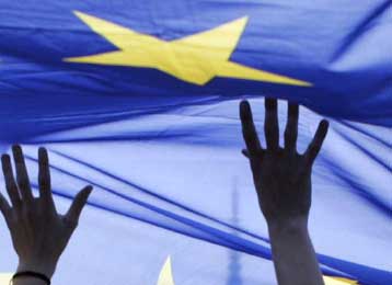 «Ναι» της Κομισιόν σε καθεστώς υποψήφιας προς ένταξη χώρας για την ΠΓΔΜ