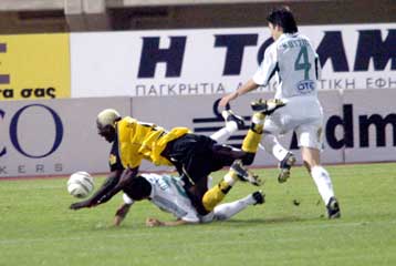 «Λογομαχία» μεταξύ Γκούμα και οπαδών του Παναθηναϊκού έξω από το «Παγκρήτιο»