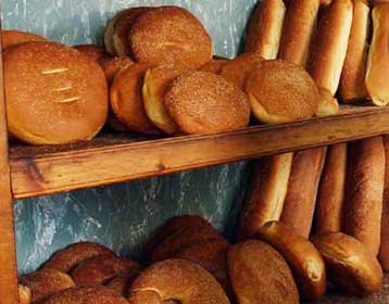 Διαξιφισμοί αρτοβιομηχάνων και αρτοποιών για την τιμή του ψωμιού και τα bake off