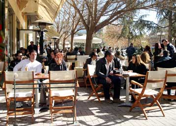 Στερημένη η πολιτιστική ζωή του Έλληνα, σύμφωνα με έρευνα της Metron Analysis